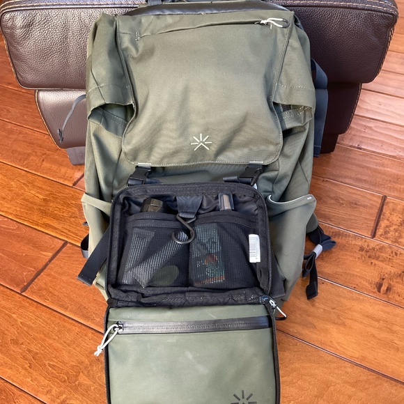 Tropic Feel Shell Backpack Cypress Green and FidLock® Toiletry Cypress Green - Picture 3 of 12